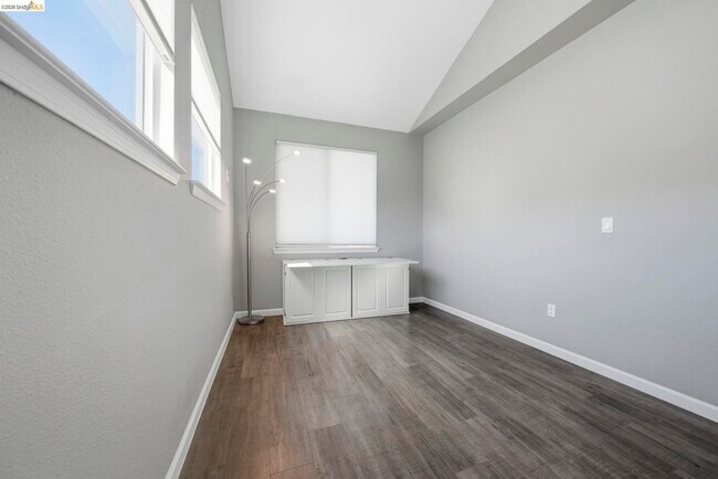 Building Photo - 817 Estancia Ter