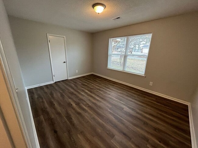 Building Photo - 2026 Woodmead St SW