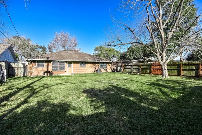 Building Photo - 6817 Hendon Ln