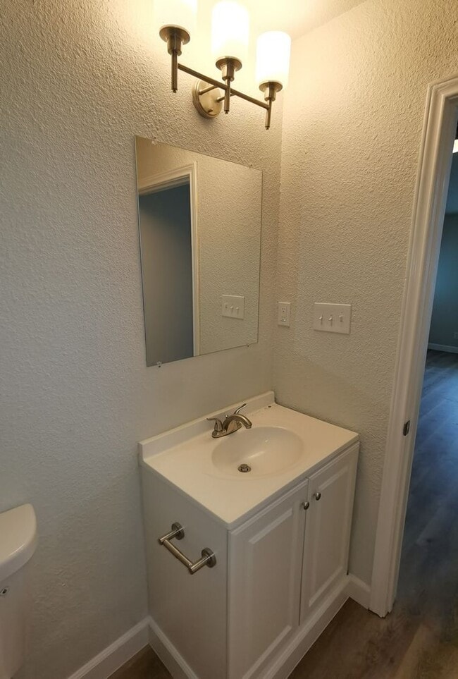 Building Photo - 4 Bedroom 2 bath in Valley High