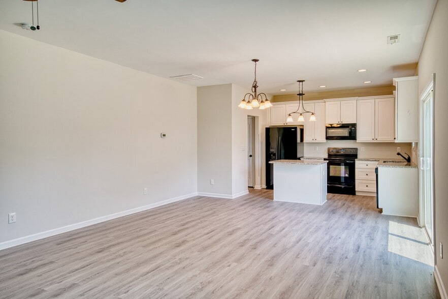 Building Photo - 305 E Webber Ln