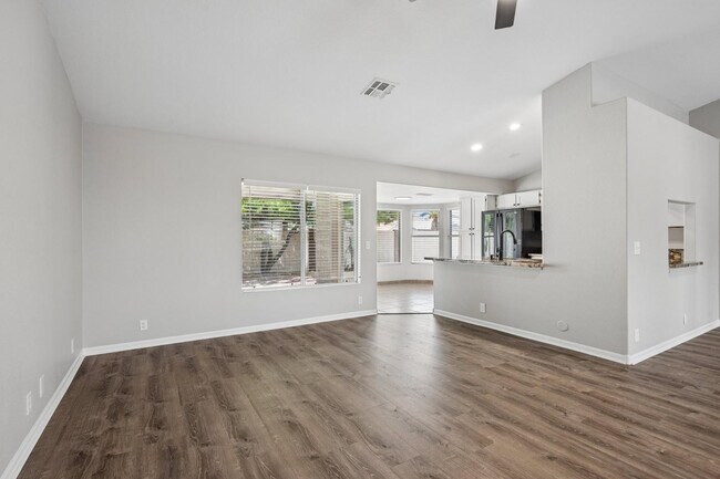 Building Photo - 8734 W Bloomfield Rd