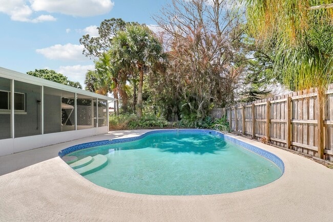 Building Photo - 2145 5th St