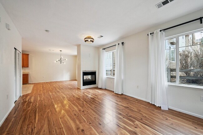 Building Photo - 3-Bed Townhouse with Open Floorplan, 2.5 Baths, and Fireplace in Rolling Hills!