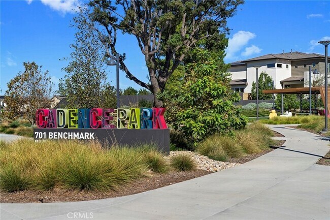 Building Photo - 124 Sculpture