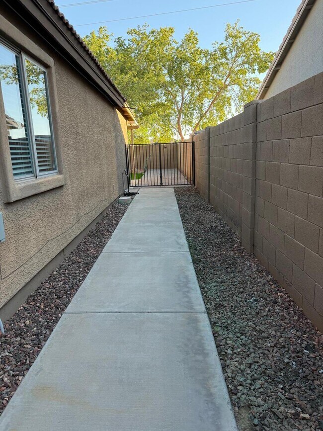 Building Photo - 1945 E Aloe Pl