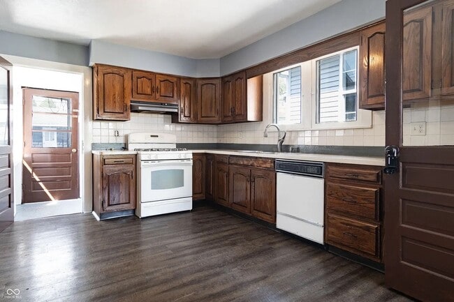 Building Photo - 856 River Ave