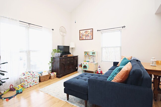 Building Photo - Pet-Friendly End-Unit Ridgecrest Townhome