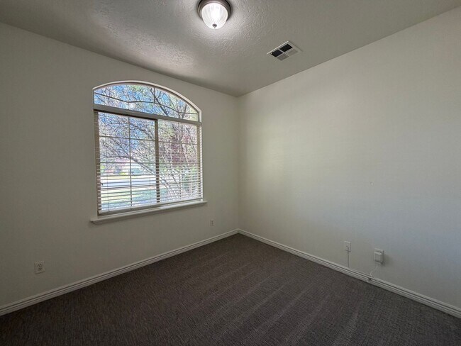 Building Photo - 519 Harvest Ln
