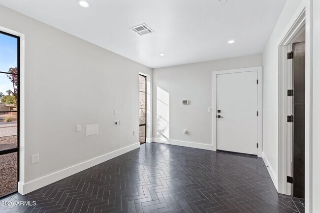 Building Photo - 3842 E San Miguel Ave