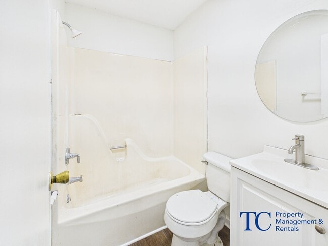 Building Photo - 8 Davidfield Cove