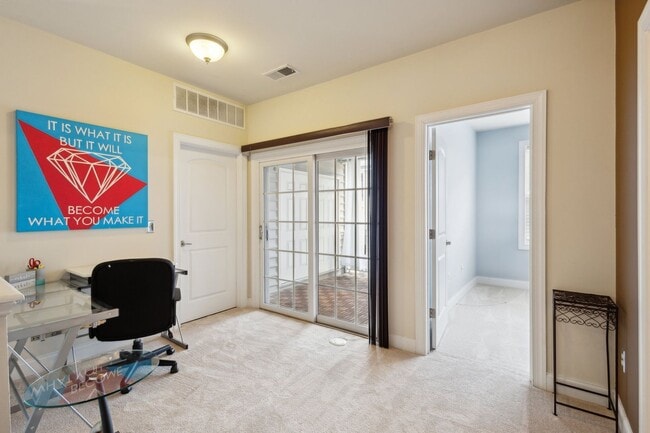 Building Photo - Stunning 2 bed 2.5 bath 2-story condo/townhome