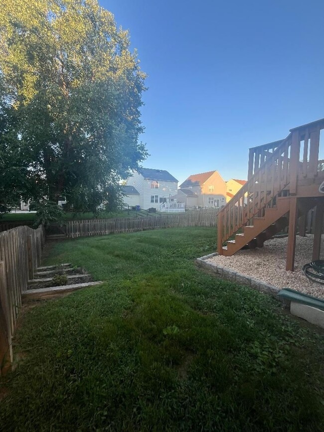 Building Photo - End Unit Townhouse in Brennan Estates- 2 Bedrooms with a bonus space