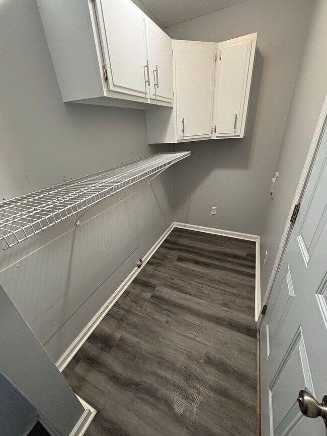 Building Photo - Spacious 2-Bed Duplex with Bonus Kitchen Storage