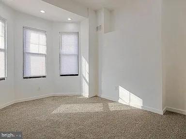 Building Photo - 913 S Yewdall St