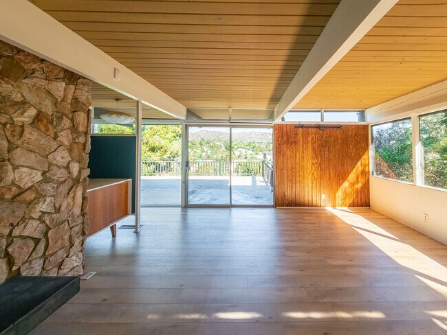 Building Photo - 1404 Oak Grove Dr