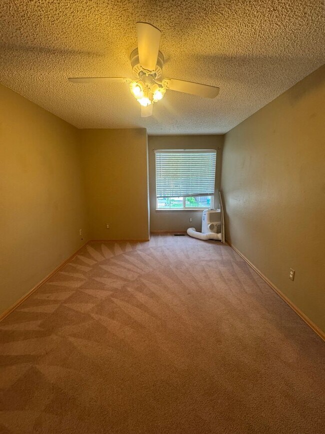 Building Photo - Gorgeous 4 bedroom with Loft and 3 car gar...