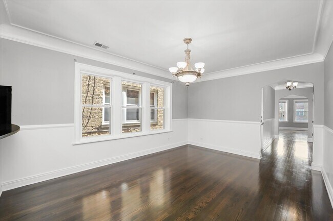 Building Photo - 5804 N Artesian Ave