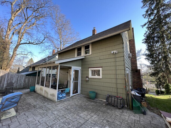 Building Photo - 519 School St