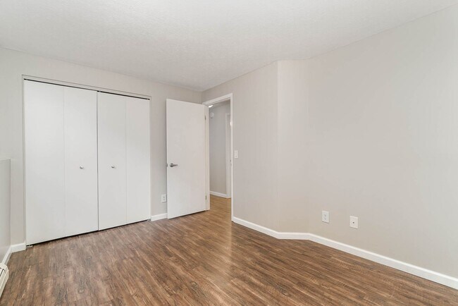 Building Photo - Spacious Dream Apartment — Right Where You...