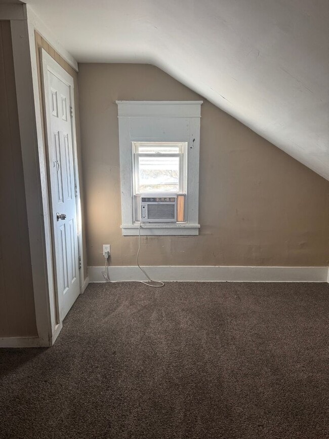 Building Photo - Charming 3-Bedroom Property in Prime Location