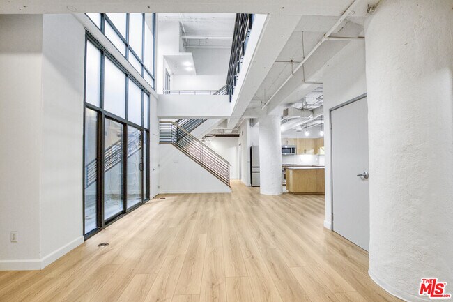 Building Photo - 330 W 11th St