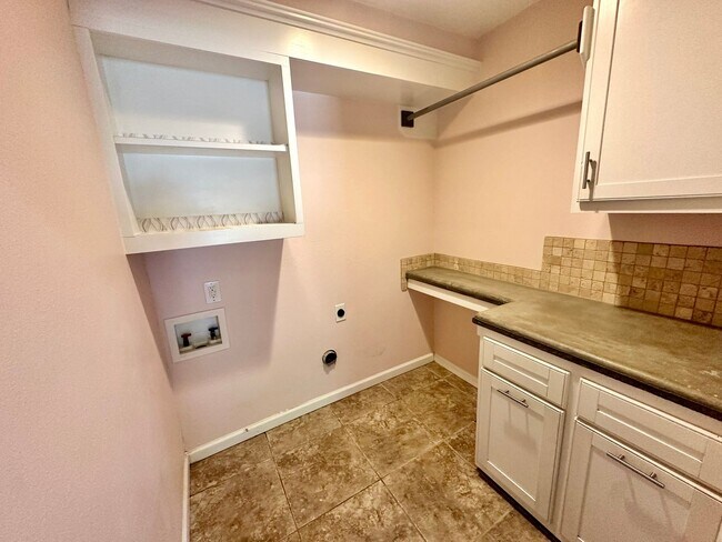 Building Photo - 5719 Fairview Dr