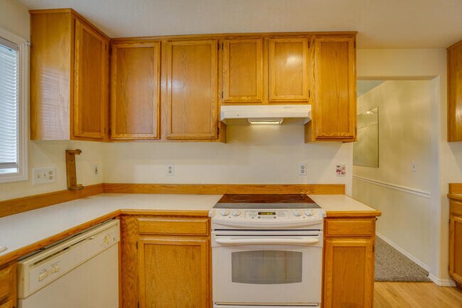 Building Photo - LARGE THREE BEDROOM HOME WITH RV /BOAT PAR...
