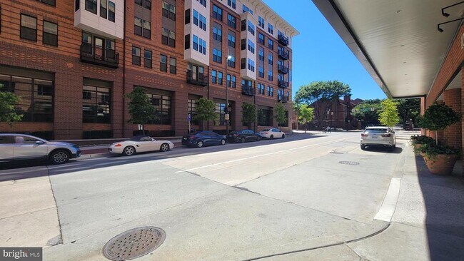 Building Photo - 10 E Lee St