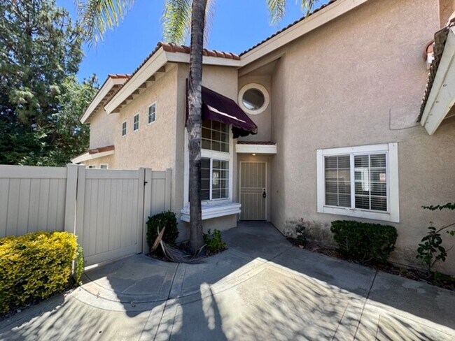 Building Photo - Spacious 4 Bedroom Home with Expansive Bac...