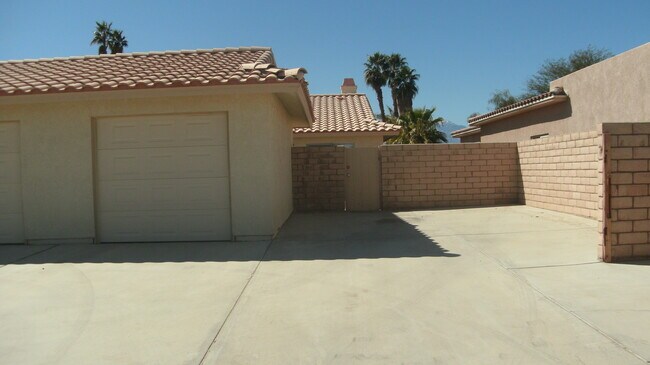 One Car Garage w/opener+1 space - 41590 Maroon Town Rd