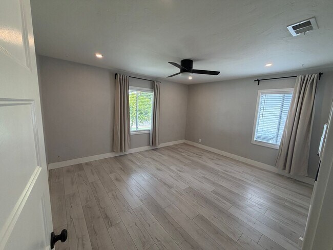 Building Photo - 3 Bedroom | 1.5 Bathroom | Single-Family Home