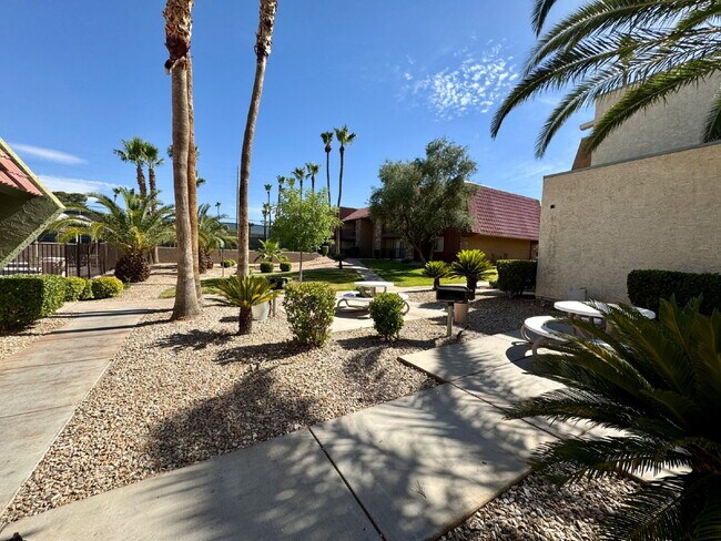 Building Photo - Lovely 2 Bed, 2 Bath Upstairs Condo for Rent in Guard Gated Community!