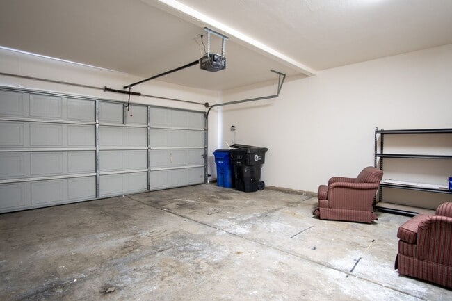 Building Photo - Full Furnished Short or Long-term rental i...