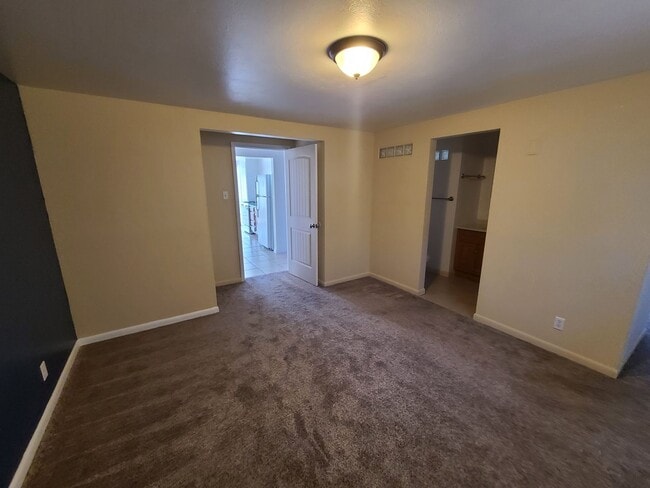 Building Photo - Large 2 Bedroom Home