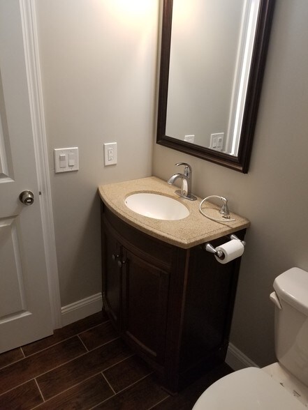 half bathroom - 285 Queen St