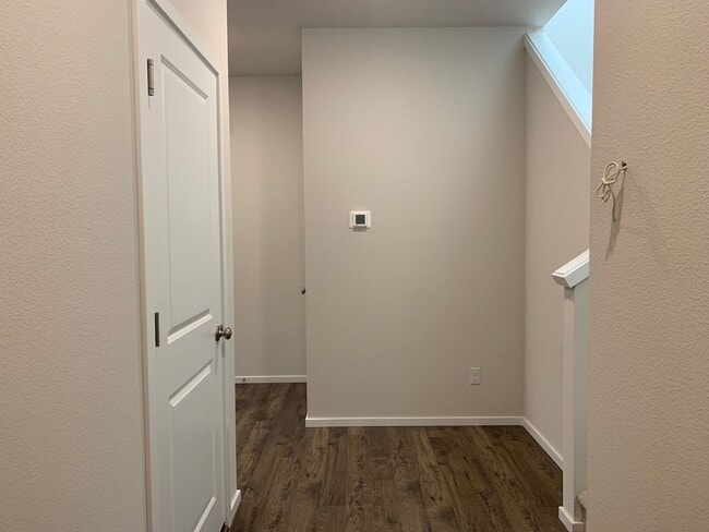 Building Photo - 4 BED/2.5 BATH PLUS A HUGE BONUS ROOM! HIGH END FINISHES! LARGE FENCED BACKYARD !