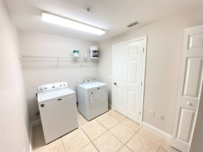 Building Photo - ** FAIRWAY PRESERVE ** 3 BED / 2 BATH COND...