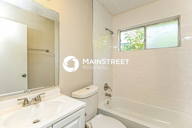 Building Photo - 3 Bedroom Pet-Friendly Home in Midwest City, OK with Main Street Renewal