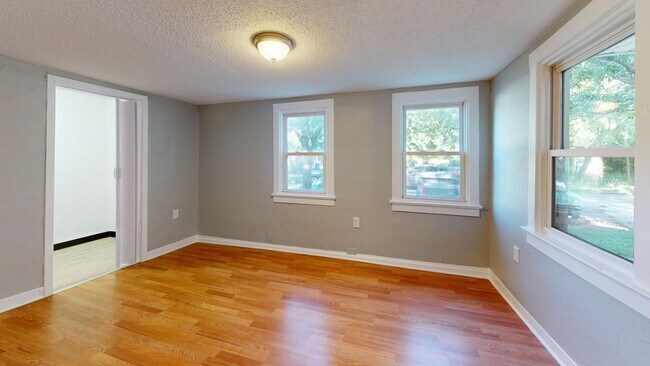 Building Photo - Clark / Fulton - 3 Bedrooms - 1 Bath - Sin...