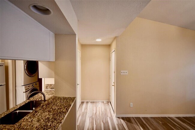 Building Photo - 1818 Augusta Dr