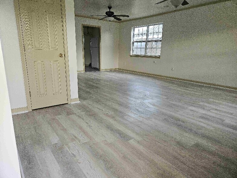 Building Photo - 1903 Rosary Dr