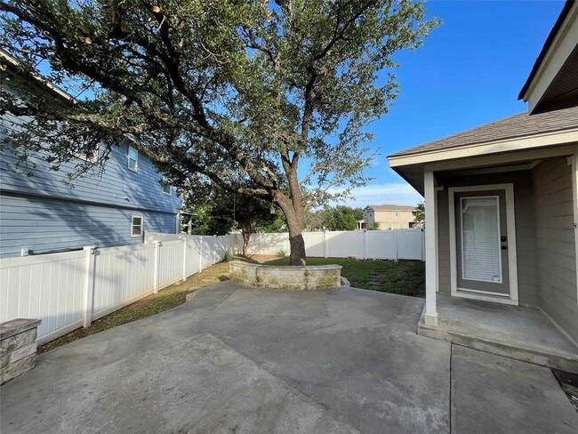 Building Photo - 807 Alamo Plaza Dr