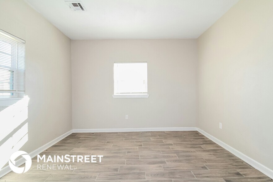 Building Photo - 1404 SW 62nd St