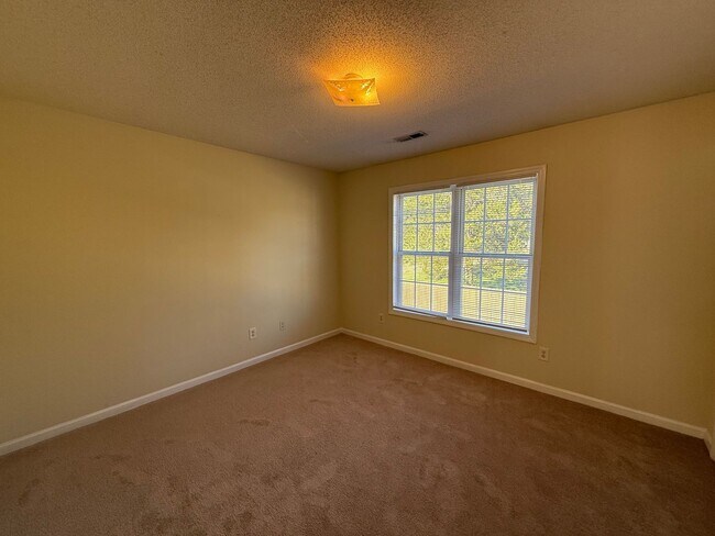 Building Photo - Two bedroom, 1.5 townhouse in Graham (Park...