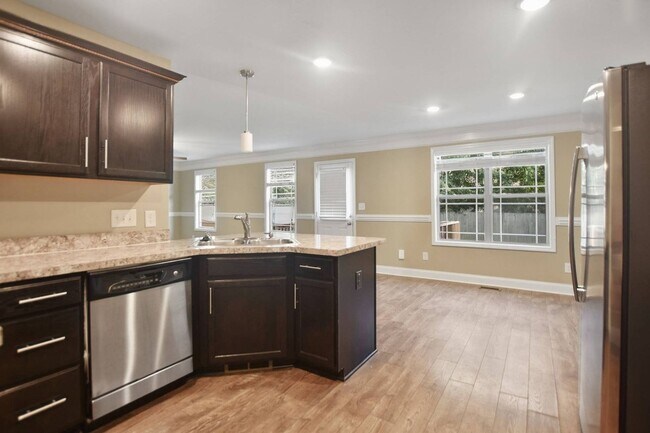 Building Photo - Three Bedroom in Magnolia Place!