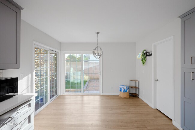 Building Photo - 2331 E Sunnyside Dr
