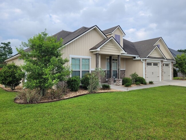 Building Photo - Beautiful 4BD/2BA Home with Screened Patio...