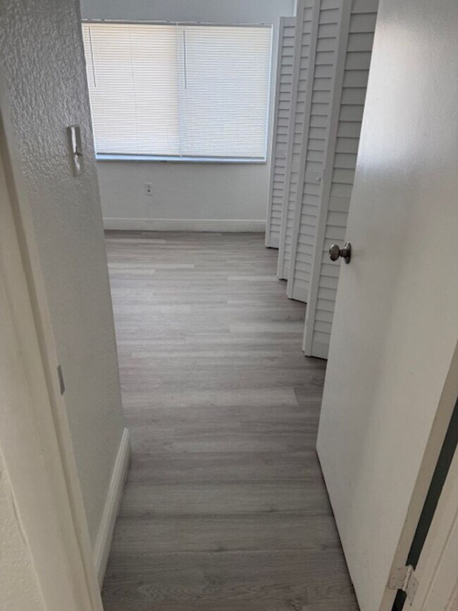 Building Photo - Privately owned 3 bedroom condo