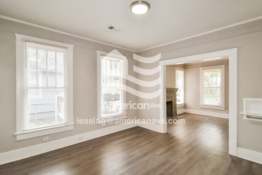 Building Photo - 2140 Winona Ave